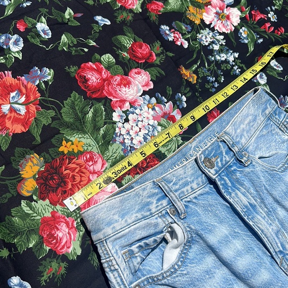 American Eagle Mom Jeans light wash distressed denim size 4 - Picture 7 of 9